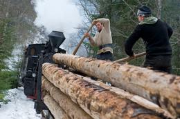 Händischer Holzverlad bei Valea Babii © Migu Schneeberger