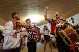 Folklore-Combo an einer Feier in Nyzhnje Selyshche, Transkarpatien