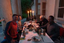 ...und ohne Elektrizitätsanschluss: Abendessen auf der Terrasse des Herrenhauses Padure